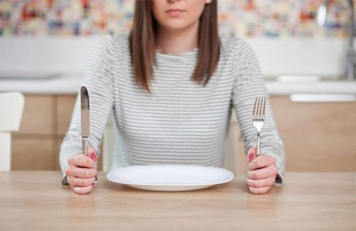 Cứ ngỡ nhịn ăn tối để thon thả, ai dè chẳng những không giảm cân mà còn gây hại cho sức khỏe - Ảnh 1